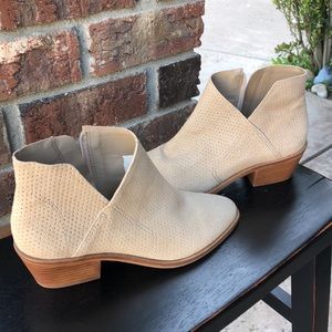 TAN VINCE CAMUTO BOOTIES/sz7.5